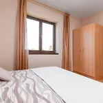 Apartment With Parking Space - 7057 Umag